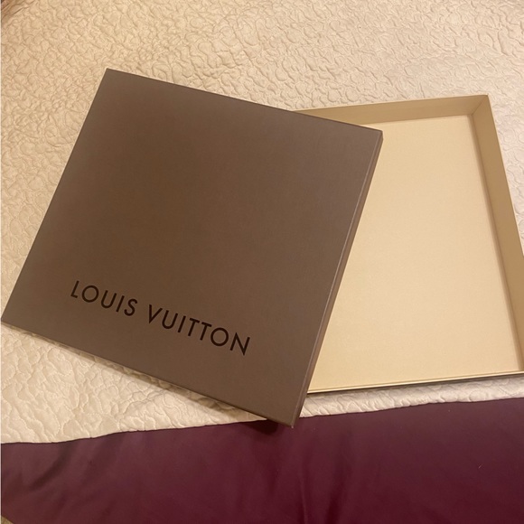 Louis Vuitton Medium Box - Picture 2 of 2